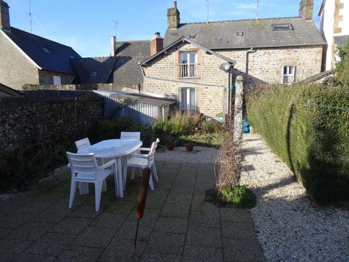 Charming French Cottage-Gite In The Heart Of Quiet Gorron المظهر الخارجي الصورة